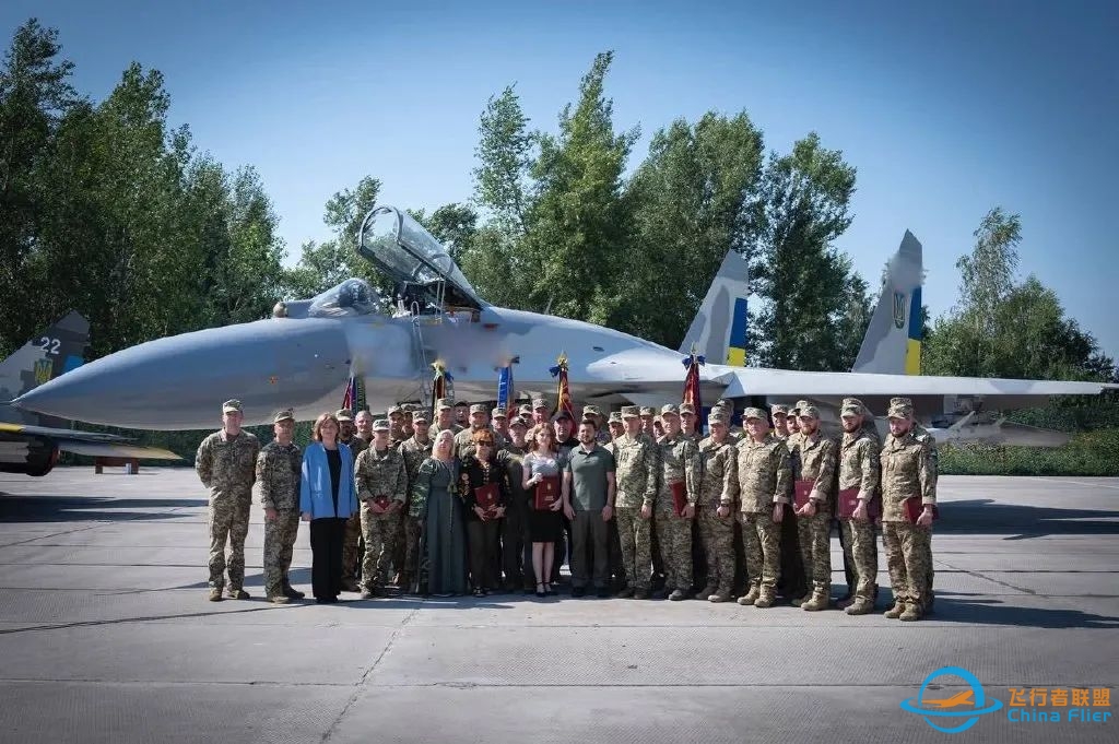 泽连斯基视察乌军基地:展示SCALP-EG导弹,试用F-16模拟器