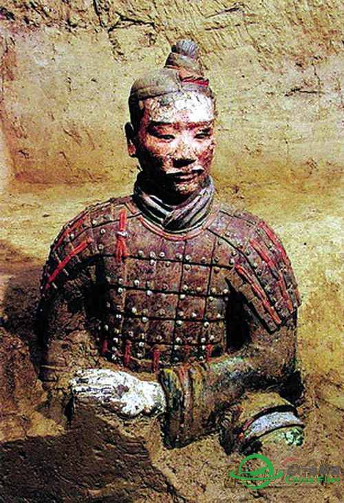 给大家见识一下刚出土的兵马俑是什么样子的-5461 