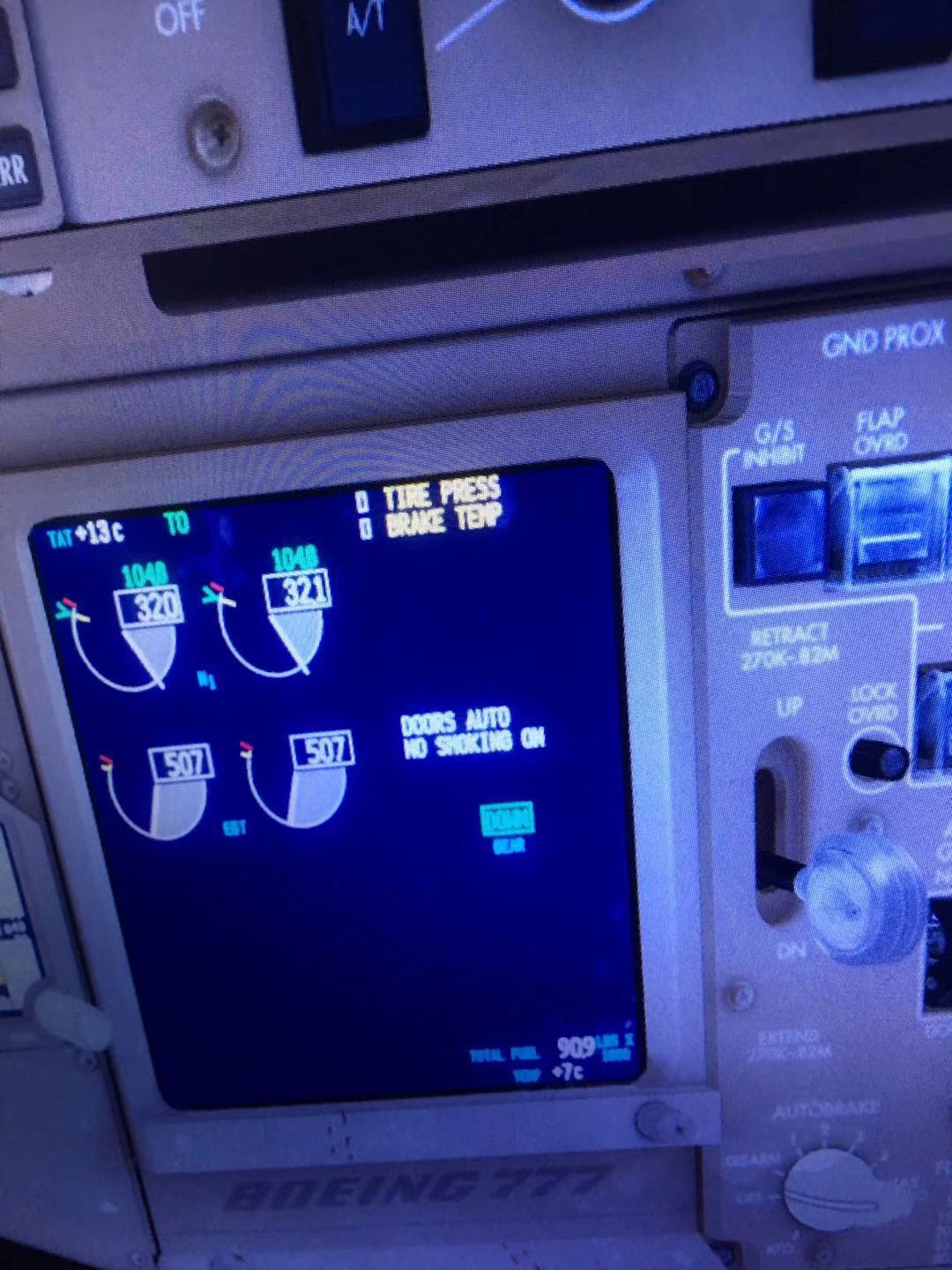 降落后滑行，一段距离后提示TIRE PRESS,BRAKE TEMP。什么鬼？-2645 