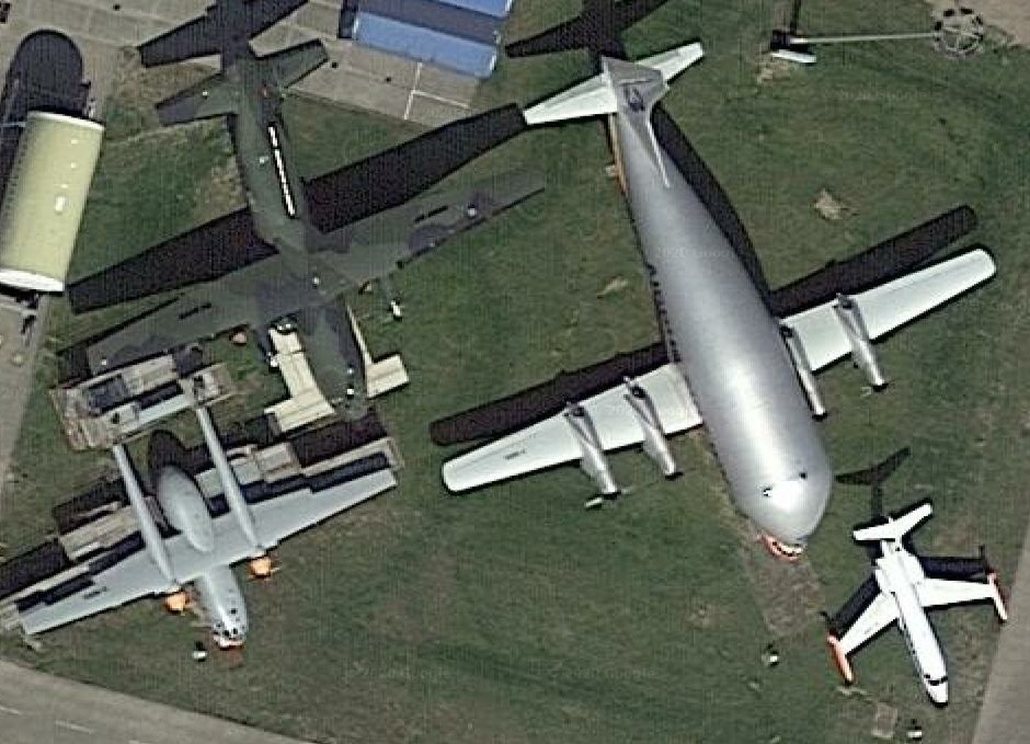 空客厂房外少见的古董飞机-1669 