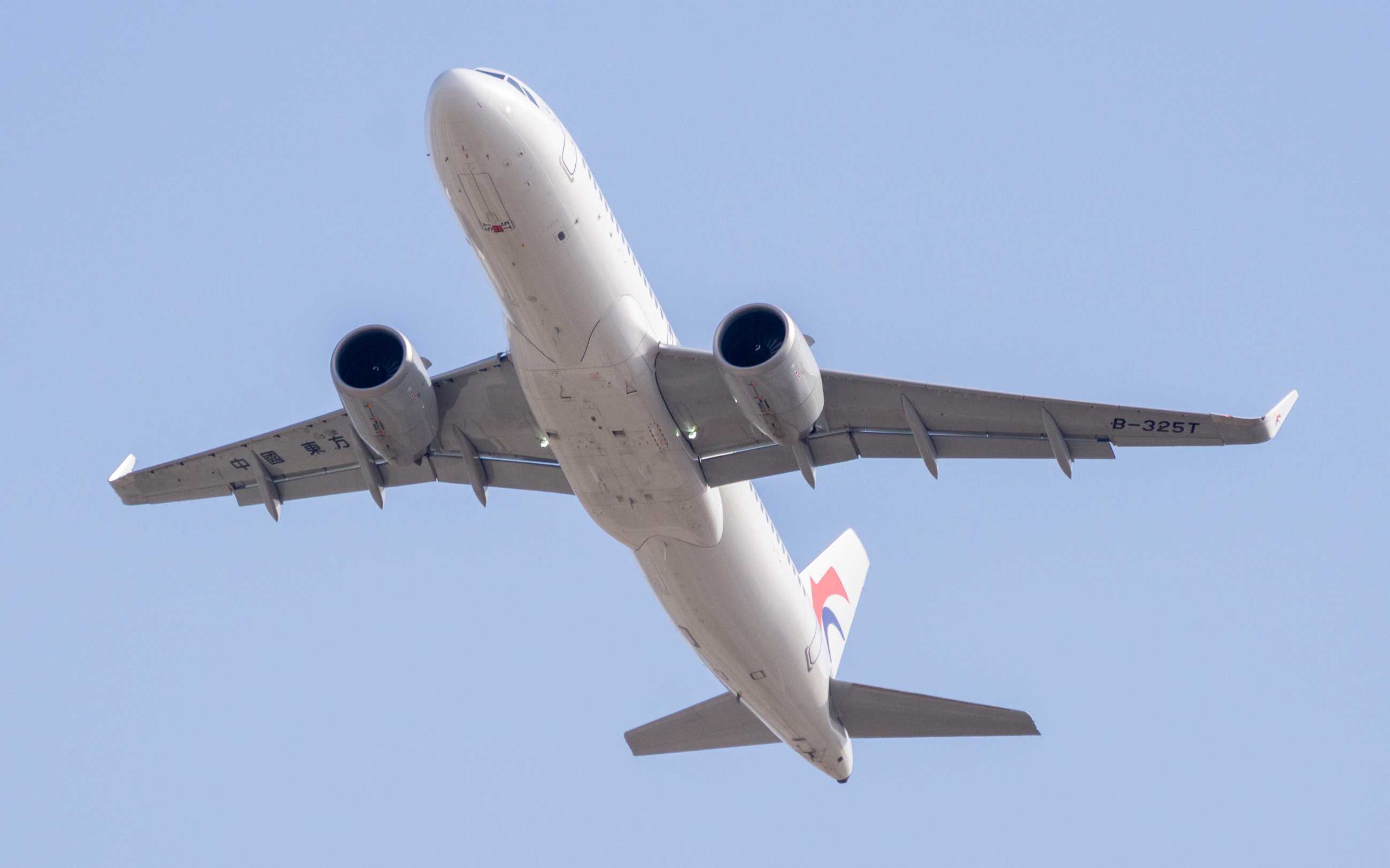 五月一日西安咸阳国际机场拍机 解决大韩744F-6687 