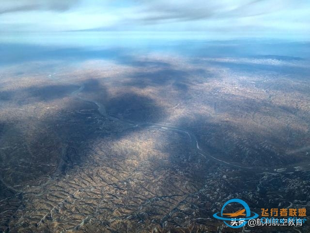 航空科普：夜间飞行途中，怎样判断出下方经过的是什么城市？-2600 