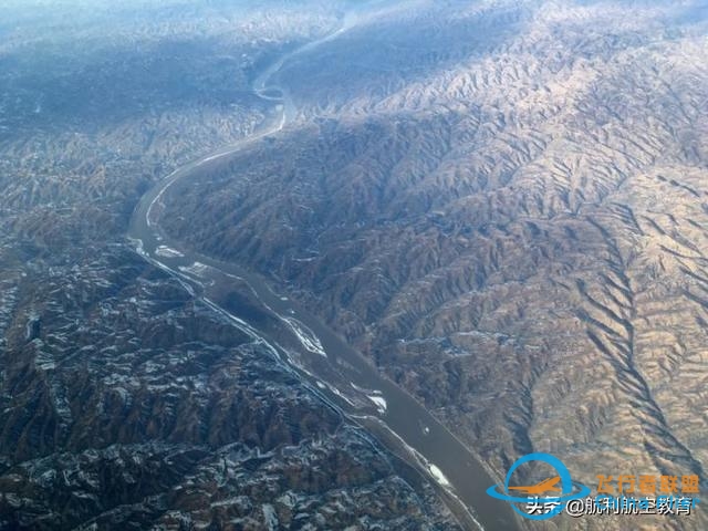 航空科普：夜间飞行途中，怎样判断出下方经过的是什么城市？-4397 