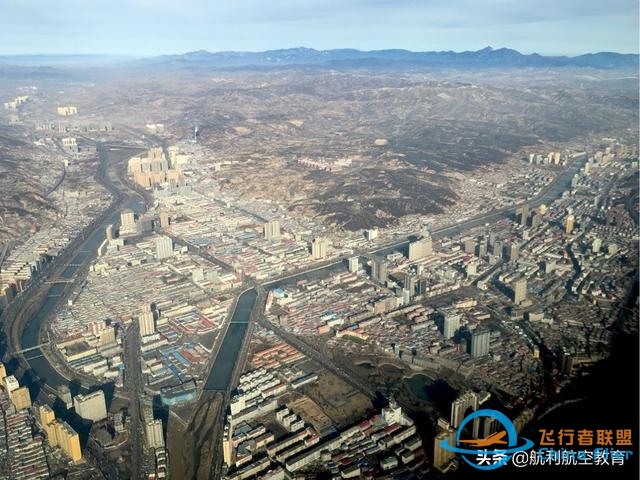 航空科普：夜间飞行途中，怎样判断出下方经过的是什么城市？-561 