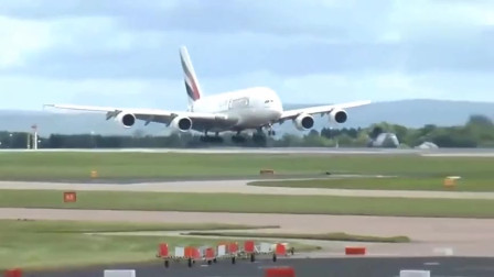 空客A380路过机场降而不落，机长是时候展示蜻蜓点水的技术了-400 