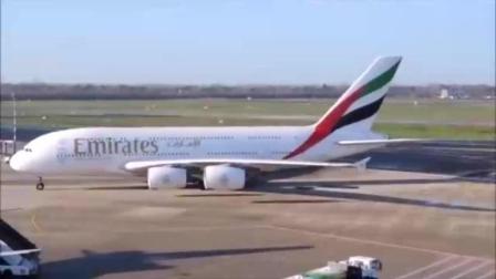 时刻准备着机场加油车等着空客A380降落-8031 