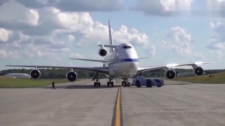 波音747SP，在机场掉个头，还需要借助飞机牵引车！-2025 