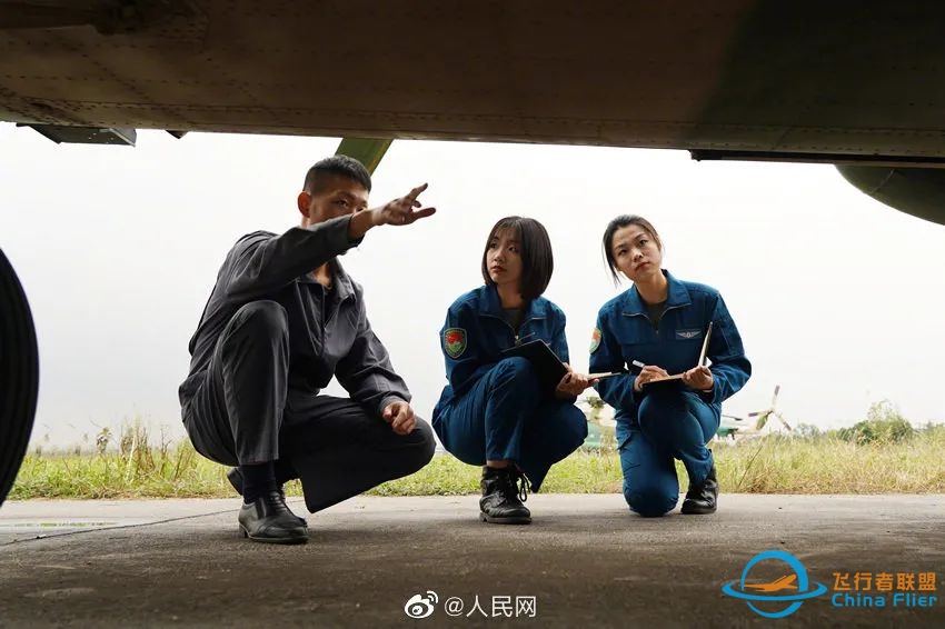 英姿飒爽！首批陆航女飞行员亮相-940 