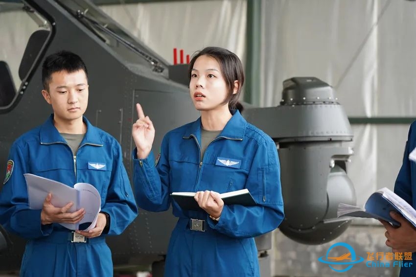 英姿飒爽！首批陆航女飞行员亮相-108 