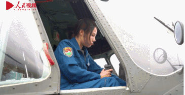 英姿飒爽！首批陆航女飞行员亮相-1176 