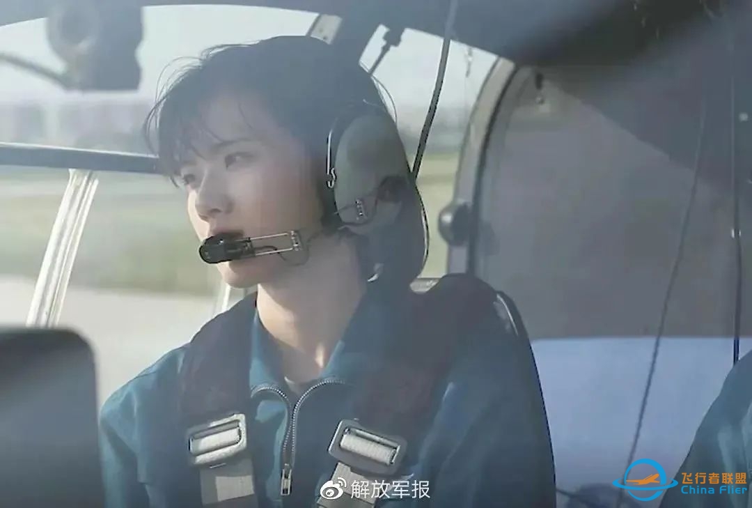 英姿飒爽！首批陆航女飞行员亮相-6889 