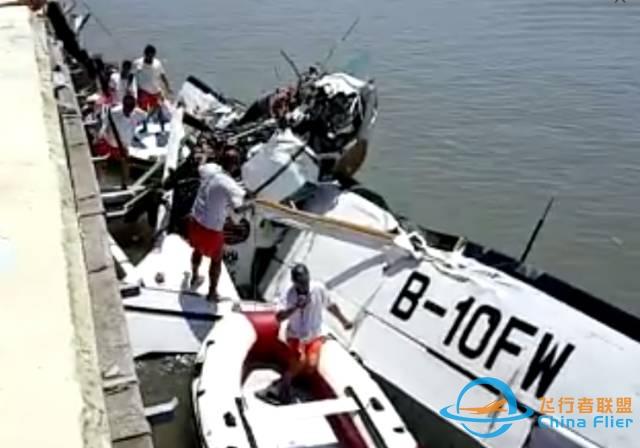 上海飞舟山的一架水上飞机昨撞桥坠毁!机上5人死亡,乘客全是记者!-5898 