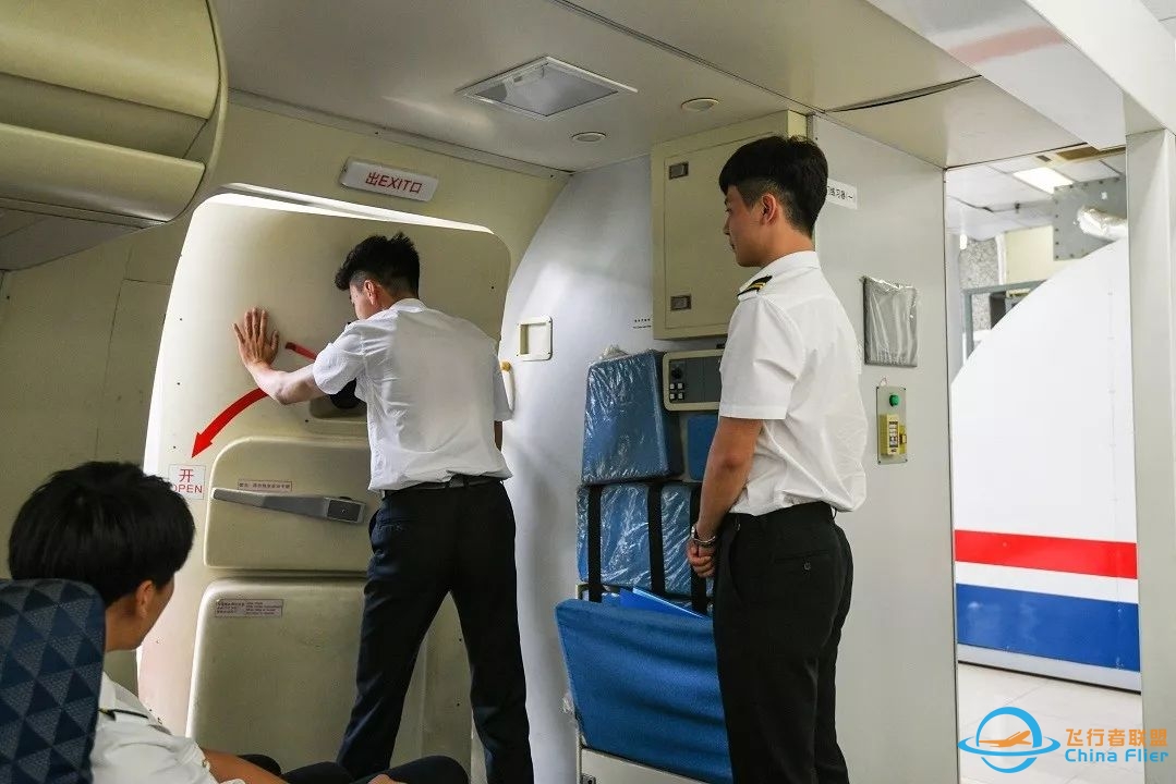 央视 | 从川航英雄机组看中飞院培养秘密-4098 