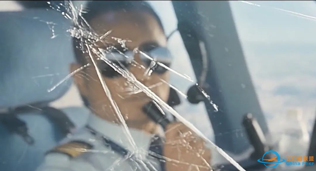万米高空风挡破裂,机长力挽狂澜挽救128人,复盘川航8633奇迹备降-《中国机长》背后的故事-8414 