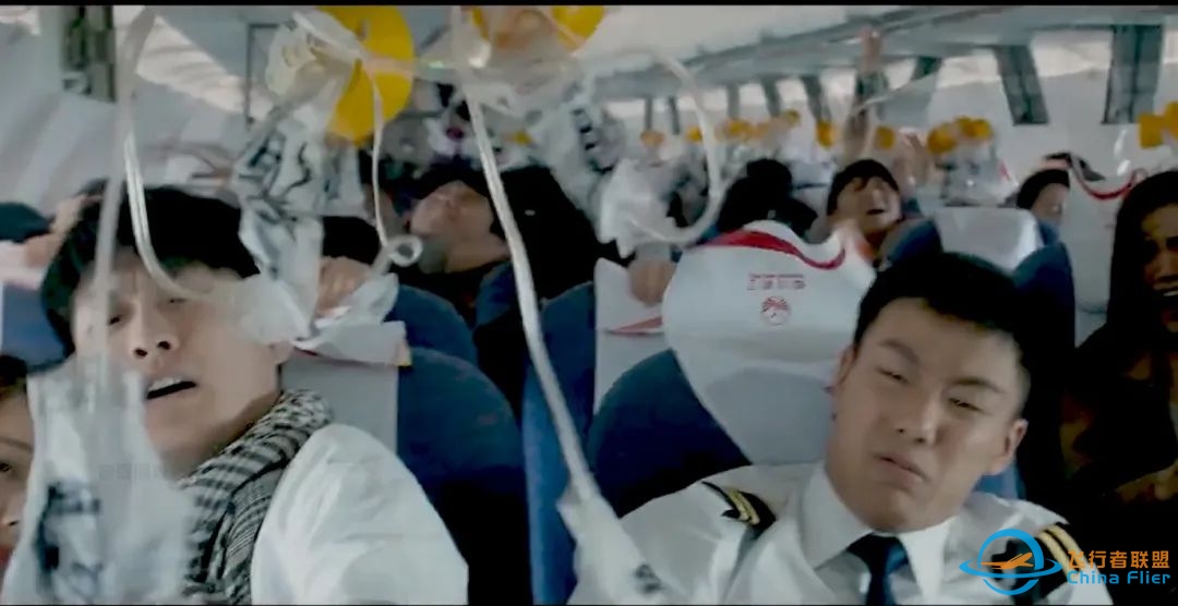 万米高空风挡破裂,机长力挽狂澜挽救128人,复盘川航8633奇迹备降-《中国机长》背后的故事-2515 