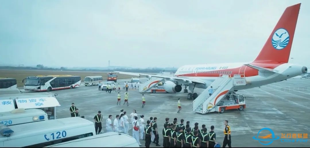 万米高空风挡破裂,机长力挽狂澜挽救128人,复盘川航8633奇迹备降-《中国机长》背后的故事-3434 