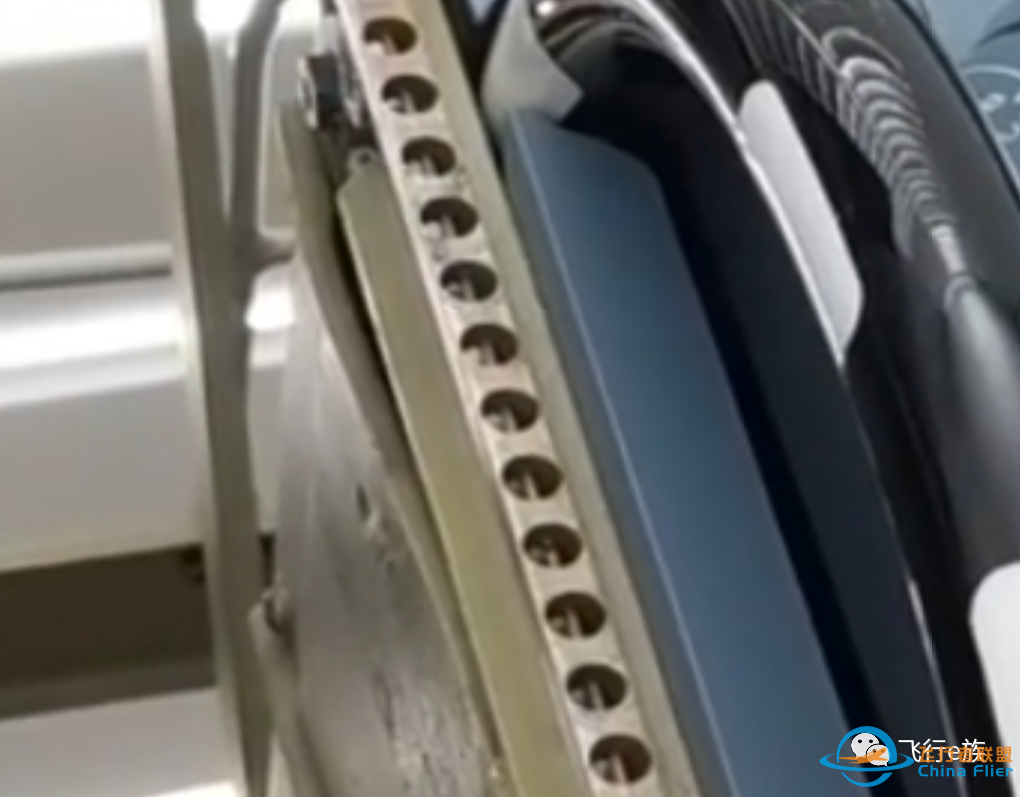 驾驶舱里的螺丝为什么都是一个朝向的?-6954 
