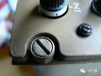 驾驶舱里的螺丝为什么都是一个朝向的?-8053 
