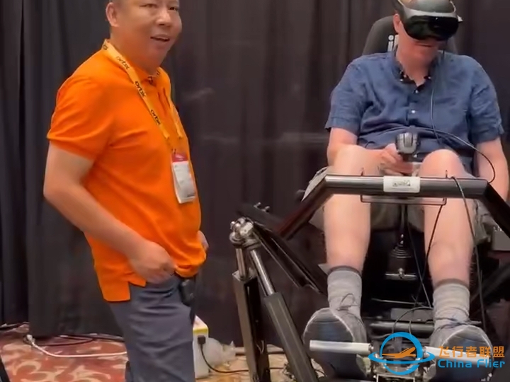 咱就是说怎么不算出息了呢 X-plan 老大Austin Meyer先生来拉斯维加斯体验咱们的飞行模拟器了，六轴全动VR辅助超真实体验，你来你也哇哦～～-3799 