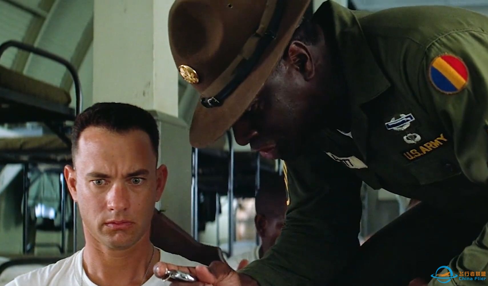 “你为什么参军？” “为了服从您的命令，sir！” “该死的，你怎么可以回答的这么完美”《阿甘正传》-1243 