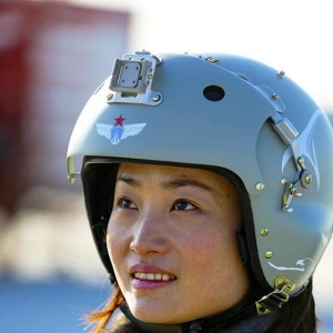 抖音美女飞行员火了，开飞机录视频，网友：这是模拟飞行驾驶舱 ...