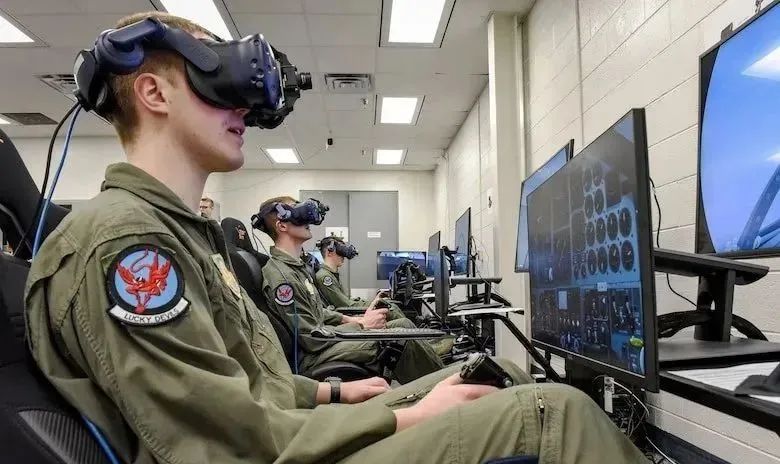 美国空军航空大学接收首台T-6A教练机虚拟现实模拟器