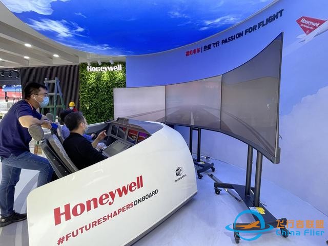 进博的热度·上海的温度｜这台飞行模拟器能体验起飞、降落、滑行全进程-4113