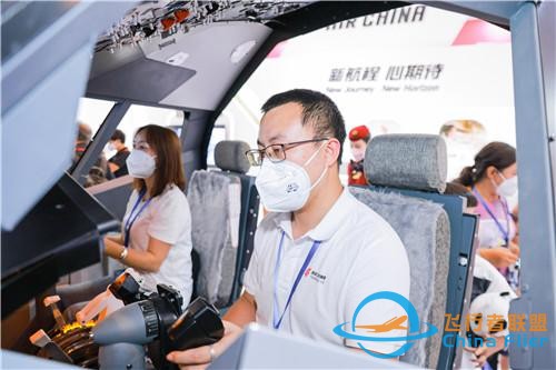 飞行模拟器成“爆款”！国航亮相2022中国国际旅游交易会-4401