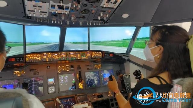 快来体验当飞行员！国航把飞行模拟器带进旅交会-8647
