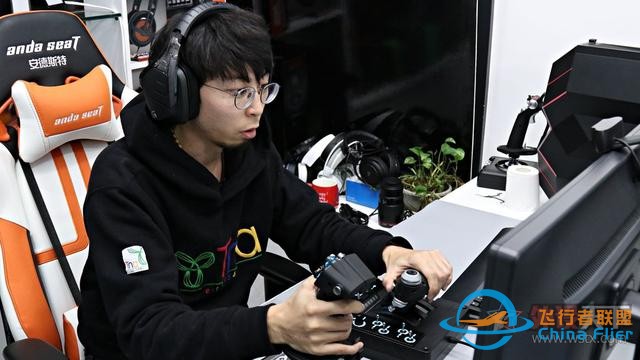 想开飞机吗？罗技这款飞行模拟摇杆让你在家就当飞行员-1767