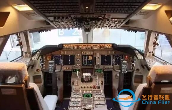 A320客机操纵杆为什么能摆茶盘？侧杆模仿战斗机，副驾被禁止起落-8096