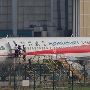 追问川航客机风挡玻璃爆裂原因：维修公司称没修过，民航局通报是原装