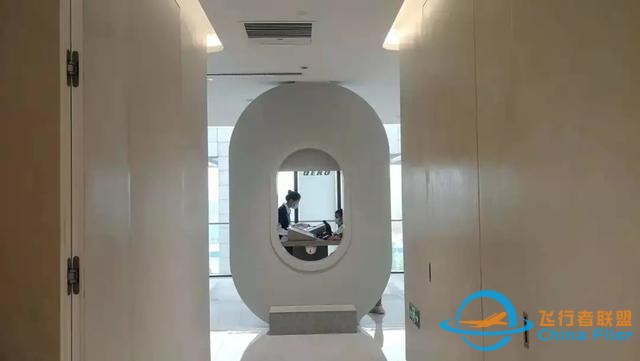花288元坐进价值110万的机舱，假装在迪拜2500英尺上空当机长-1784