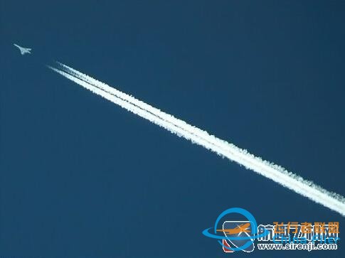 航空知识揭秘：飞机飞行为什么会产生拉烟？-5734
