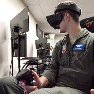 飞行模拟游戏+消费级VR头显就能培训空军飞行员？
