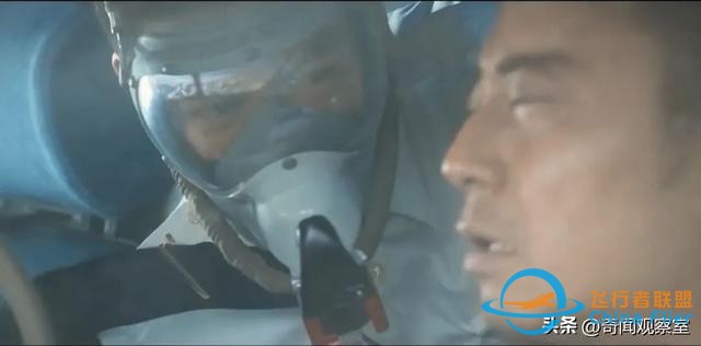 万米高空风挡破裂，机长力挽狂澜，《中国机长》背后的真实故事