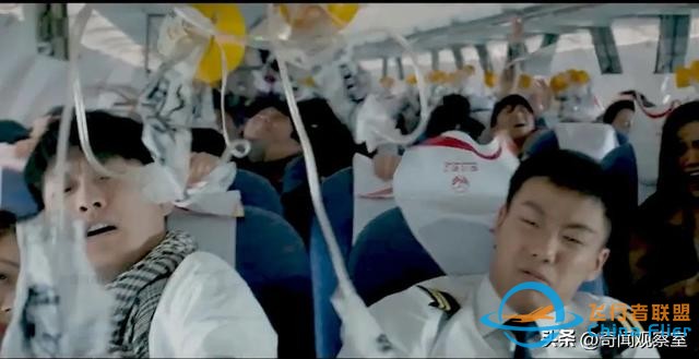 万米高空风挡破裂，机长力挽狂澜，《中国机长》背后的真实故事