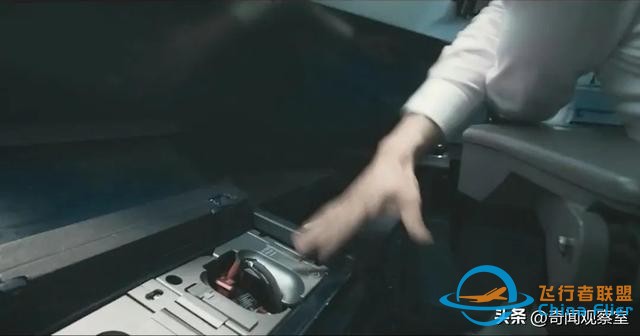 万米高空风挡破裂，机长力挽狂澜，《中国机长》背后的真实故事