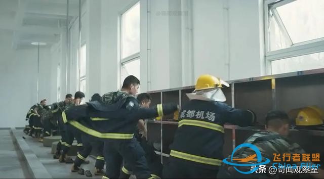 万米高空风挡破裂，机长力挽狂澜，《中国机长》背后的真实故事