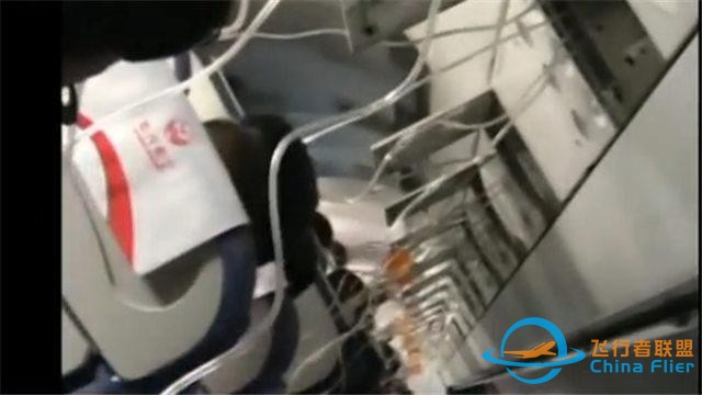 川航3U8633风挡玻璃脱落 乘客用手机视频曝更多细节内容 快看-9412