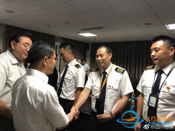 川航备降亲历者：飞机瞬间下降第一反应抱紧女朋友 担心“粉身碎骨”-2002