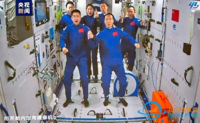 神十五与神十四太空会师，6名航天员如何吃上热饭？-4642