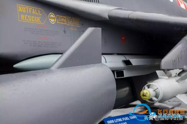 与空中加油飞机A400M近距离接触-732