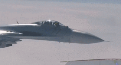 即使机毁人亡，也要找刺激！为何俄飞行员总爱杂耍式飞行选技巧