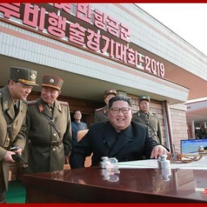 金正恩观摩朝鲜战斗飞行技术大赛 现场战机云集