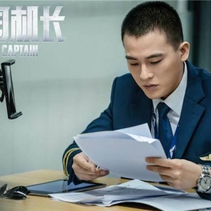 “世界上怎么会有按钮这么多的地方！”张涵予欧豪杜江为演机长苦学飞行技术