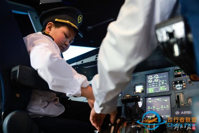 全国助残日：听障孩子走进航空运动基地体验模拟飞行-9417