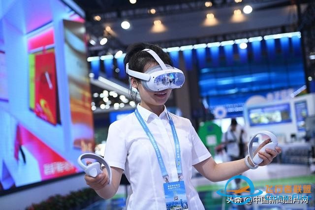 第五届西洽会开幕：飞行模拟器吸引嘉宾体验-2475