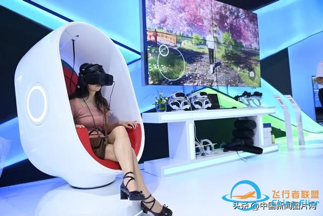第五届西洽会开幕：飞行模拟器吸引嘉宾体验-7243