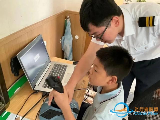 “雏鹰乘风起，天高任我飞”——模拟飞行航空志愿服务团进校园-7583